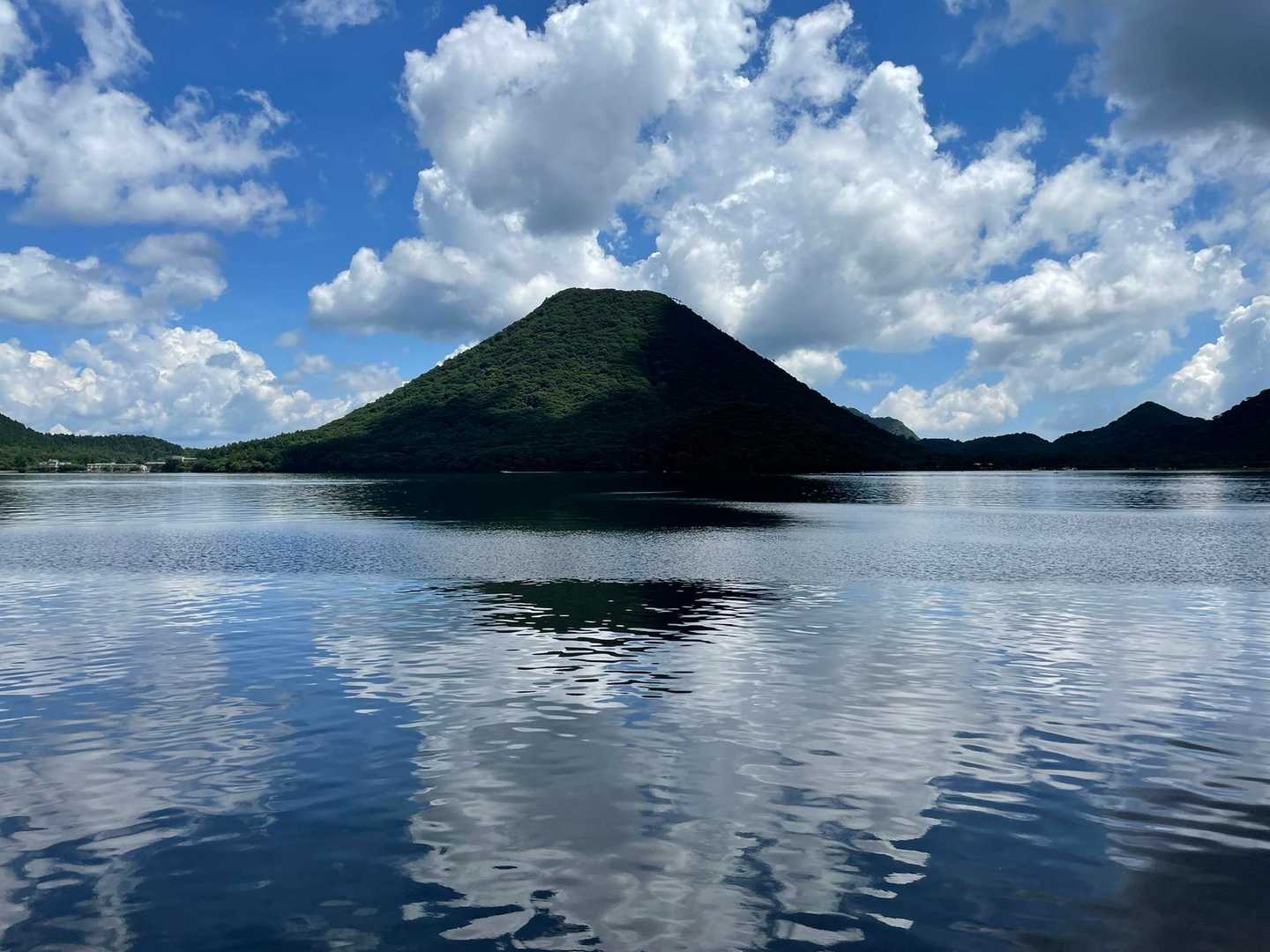 静かな湖面
