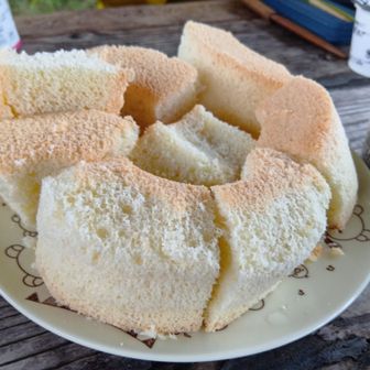 さかちゃんからのシフォンケーキの差し入れ😀