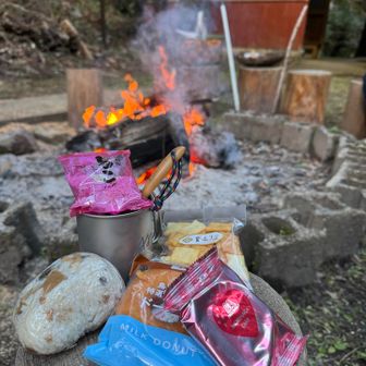 焚き火の周りに切り株の椅子があり、
暖を取らせて頂きました😋