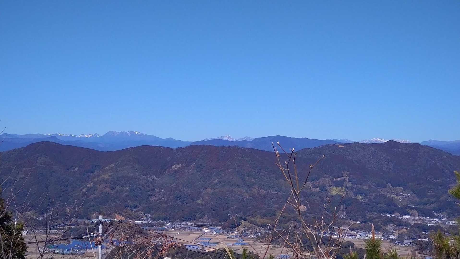 右奥の笹ヶ峰の手前の里山、石土ノ森。そのちょこっと左の地肌が見えるところがパラグライダーのテイクオフ地点。
