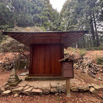 冷水山・百前森山・果無山 観音堂に到着。トイレあるが怖くて入れない