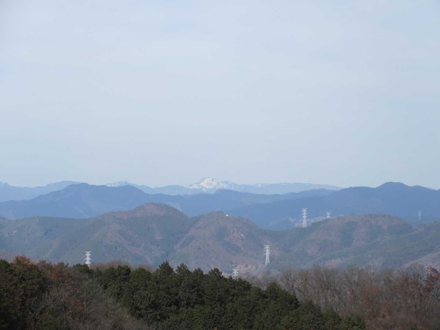 遠く雪山は日光白根山ですね