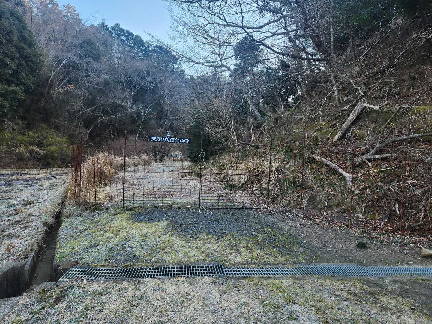 今回もまた　路肩に　停めさせてもらって出発
農繁期には遠慮せなあかんよね

天羽城跡登山口　
帰りはここから　出てきます