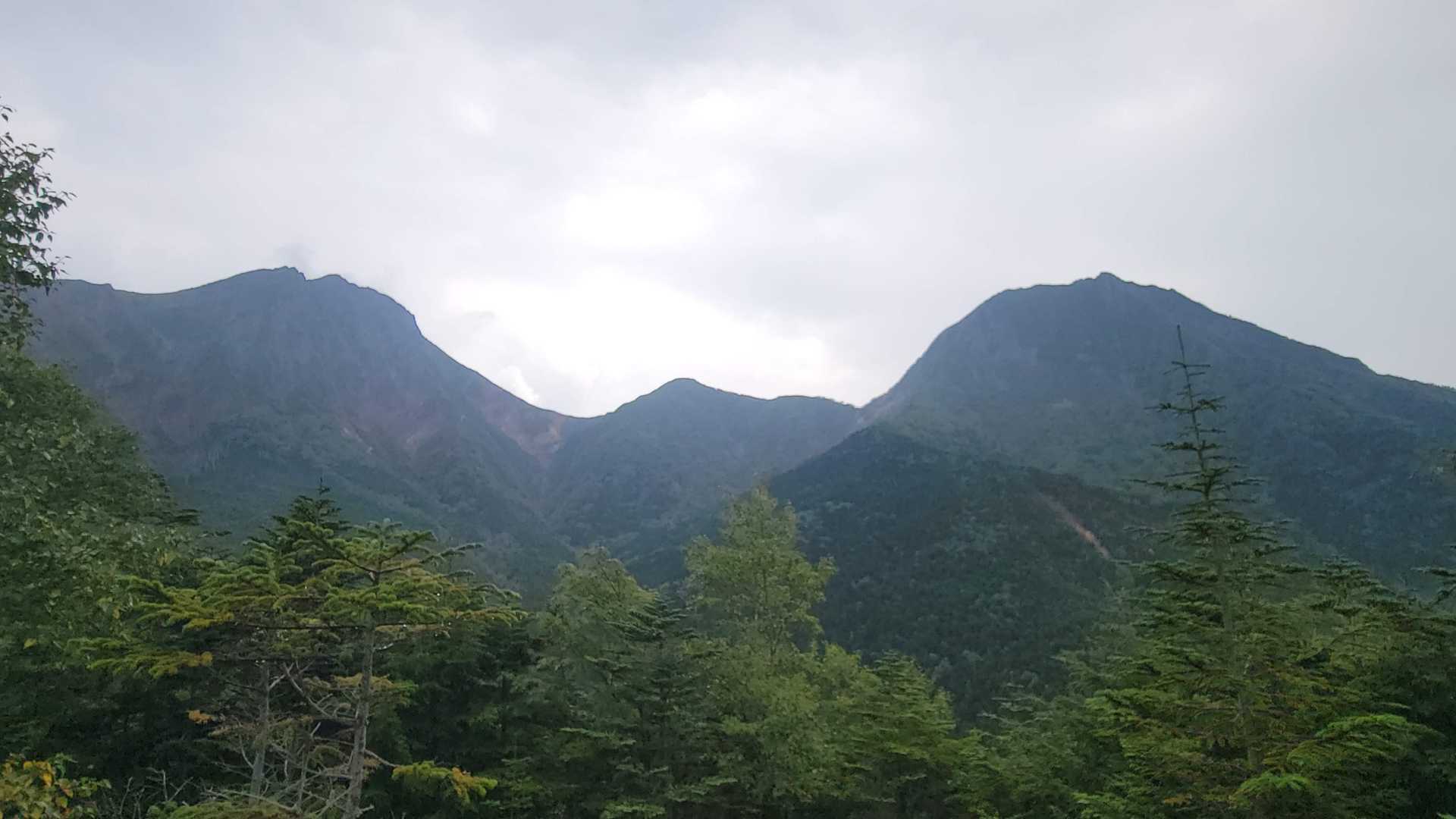 赤岳、中岳、阿弥陀岳が目の前に。
なかなかの迫力です♪
