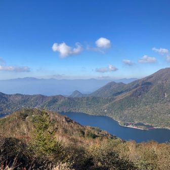 大沼-赤城神社-黒檜山
遠く双耳峰の燧ヶ岳くっきり