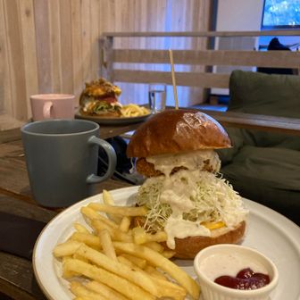 私はフィッシュバーガー🍔山友さんは巨大な全部乗せ⁉️なバーガーを注文