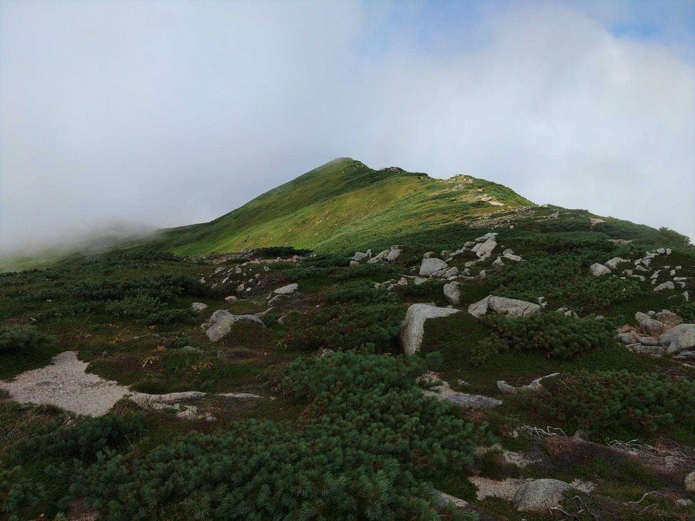 飯豊山往復 | 長き旅路の果てに現れる天空の主稜線、万年雪と高山植物が咲き乱れるの写真