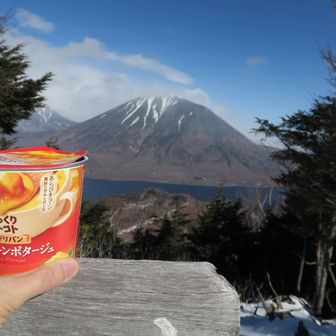 山頂に戻って昼食、
今日の昼食はパンと、
濃厚コーンポタージュ