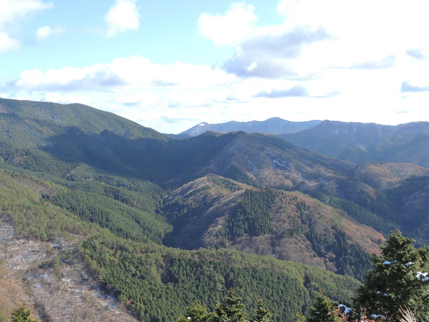 中央の奥に一ヶ月前に登った、雌山〜雄山が見えていました。😆🎶
