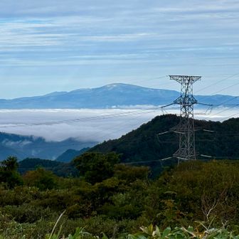 雲海の上に月山