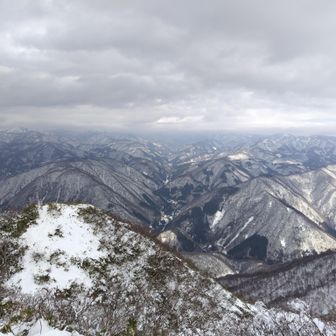 中荒島岳からの白山方面
白山は雲の中