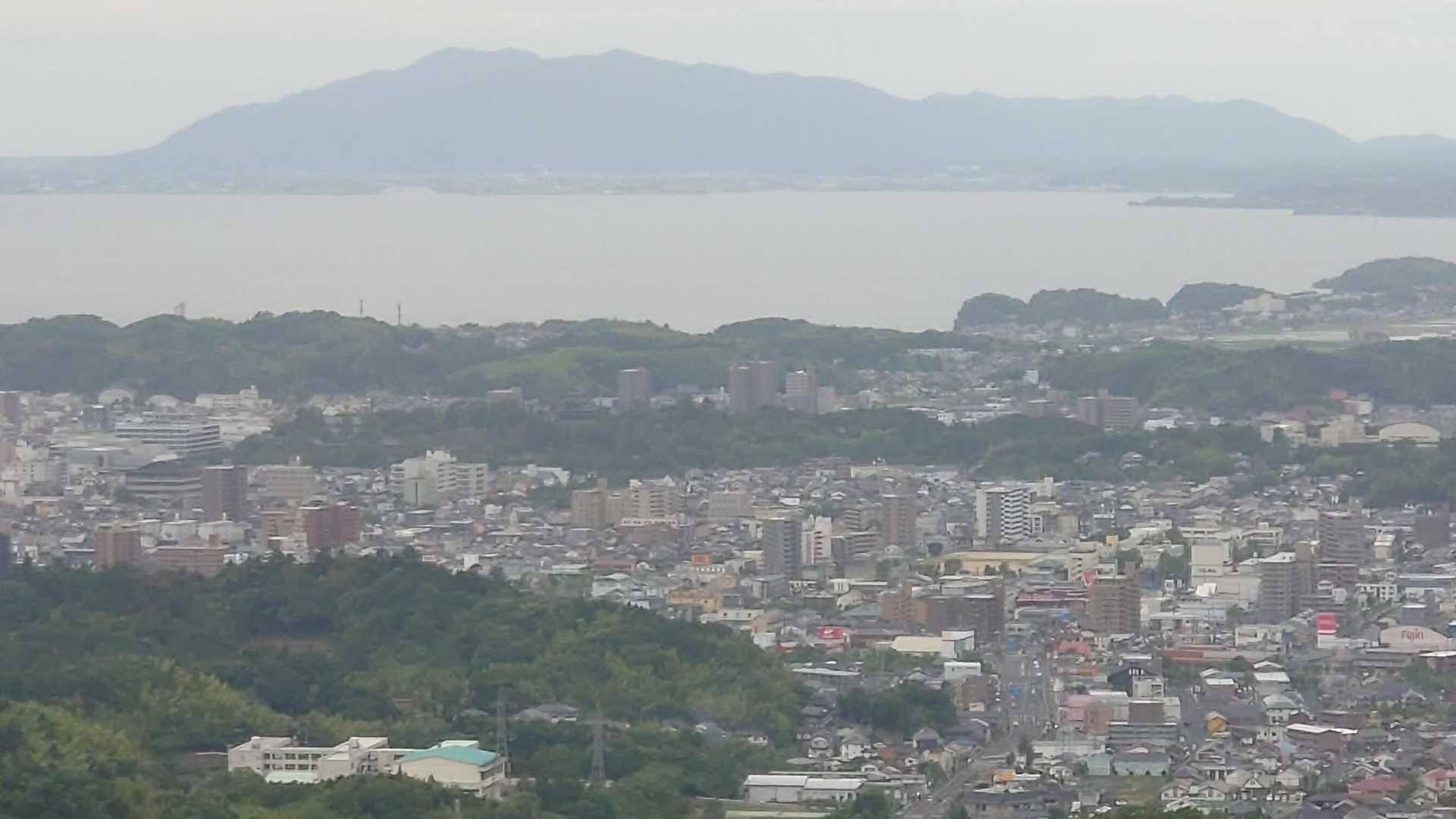 展望ベンチで松江城を眺めつつ小休憩。
松江城は見つけにくいですね・・