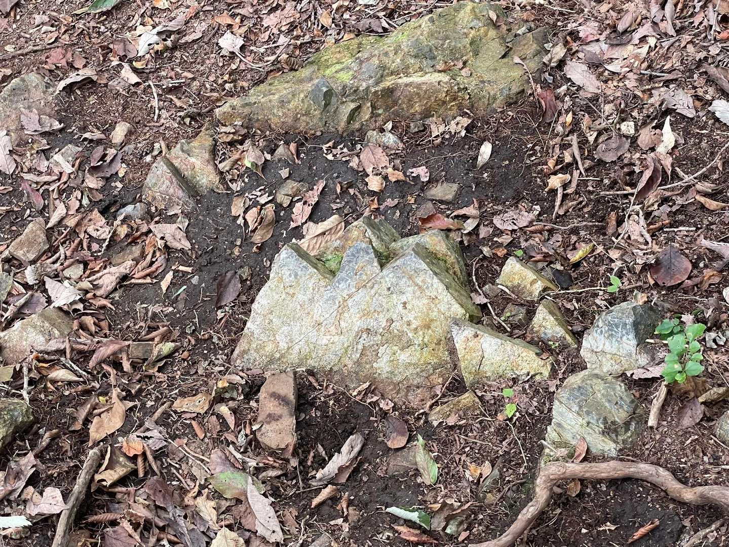 お！岩で出来た漢字の山だ！( *ˊꇴˋ)ｱﾊｯ