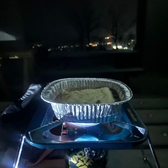 山本山でまんまにします
今日は仕事であんま時間がないんで、
簡単なやつで済ませます
スーパーで買ってきた鍋焼きうどんです🍲