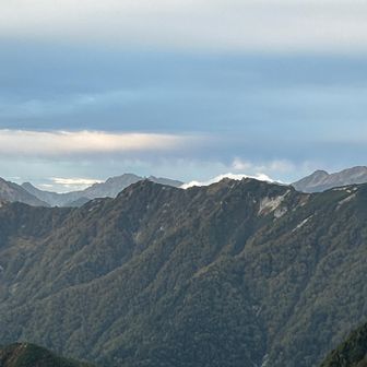 燕岳の稜線。真ん中左寄りに山の上に燕山荘らしき建物