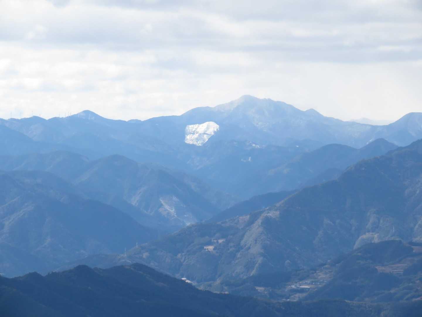 今日は四国山地も良く見えた！不入山の下に真っ白な広場？間伐の後か🤭