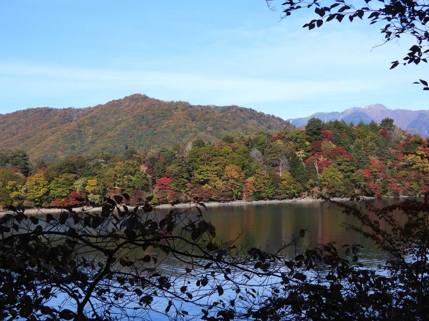 八丁出島の紅葉と中禅寺湖