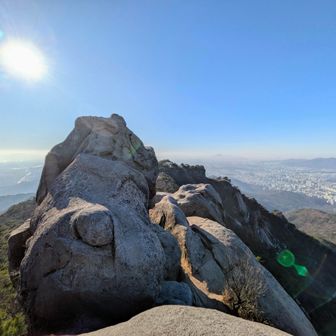 【水落山の山頂から①】奇岩だらけの山頂部。トレイルに立っている分には安全だが、岩に上がってボケっとしていたり、ふざけていたりすると、確実に転落死する。