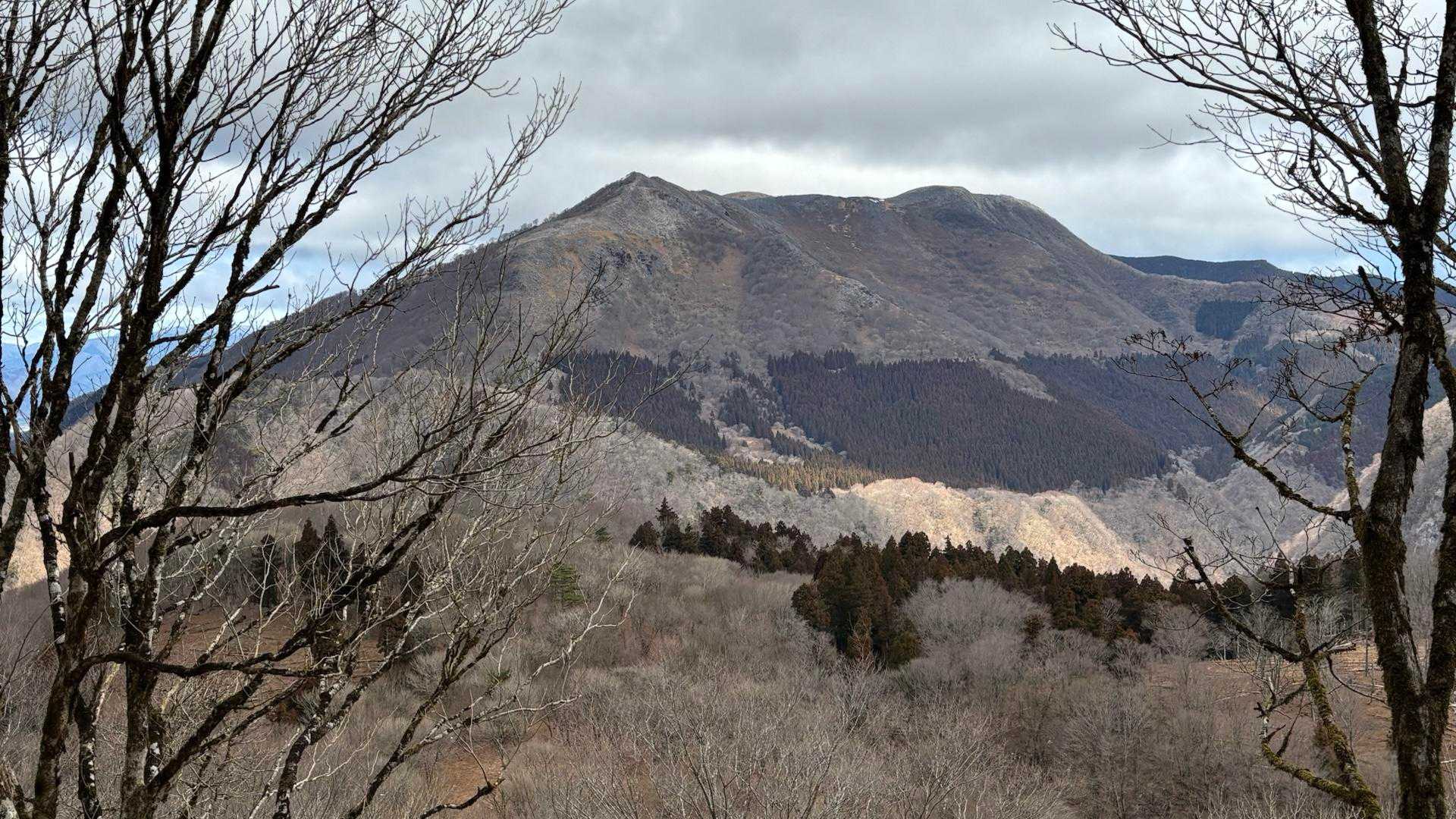 霊仙山が間近に！雪がだいぶ消えてます