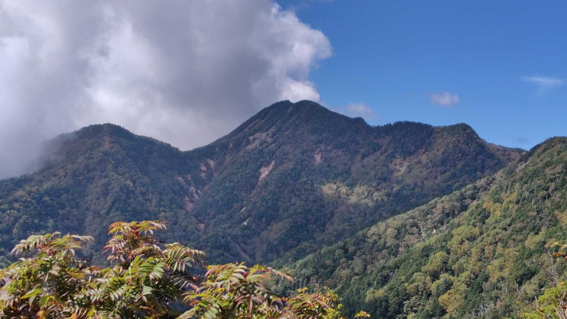 女峰山（中央）をズーム。
女峰山の向かって左には前女峰も見えます。