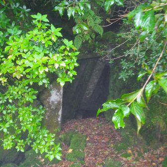 次の風穴。小雨が降ってきて寒い
