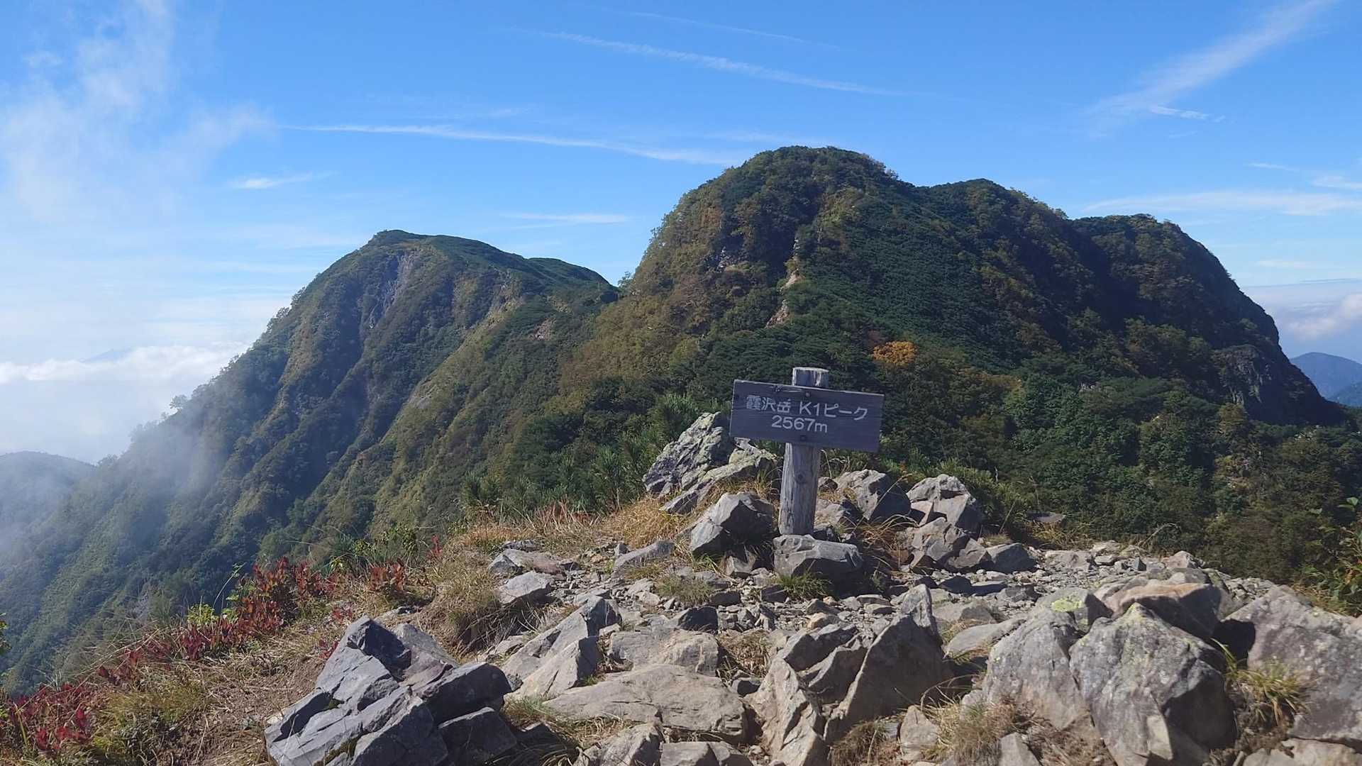 左が霞沢岳。ここまで来たならと、まだ距離あるが行ってきた。景色眺望はここ👍️