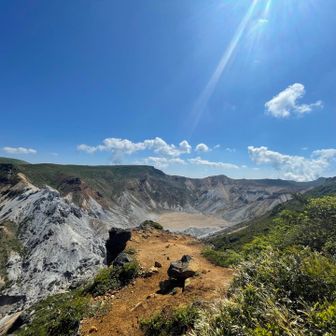 2時間くらいで沼ノ平が見えてくる。
この天気ならほんとうの空が見れたな。