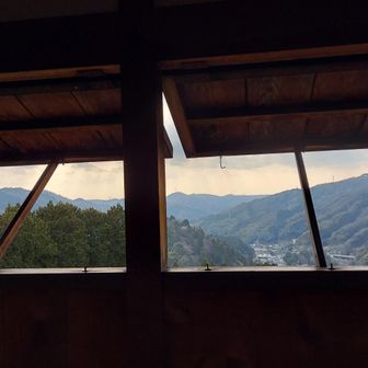 高櫓🏯にもあがってみた。立派でキレイ。
２階の窓から黍生山⛰️が見える。

うん、黍生山はやめとこう。カタクリ💜🤍に山城🏯に十分に満足したから。
あー楽しかった😀