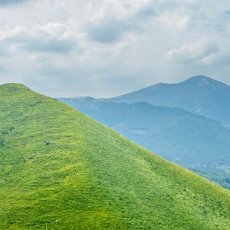 おにぎり山と右奥が涌蓋山です。