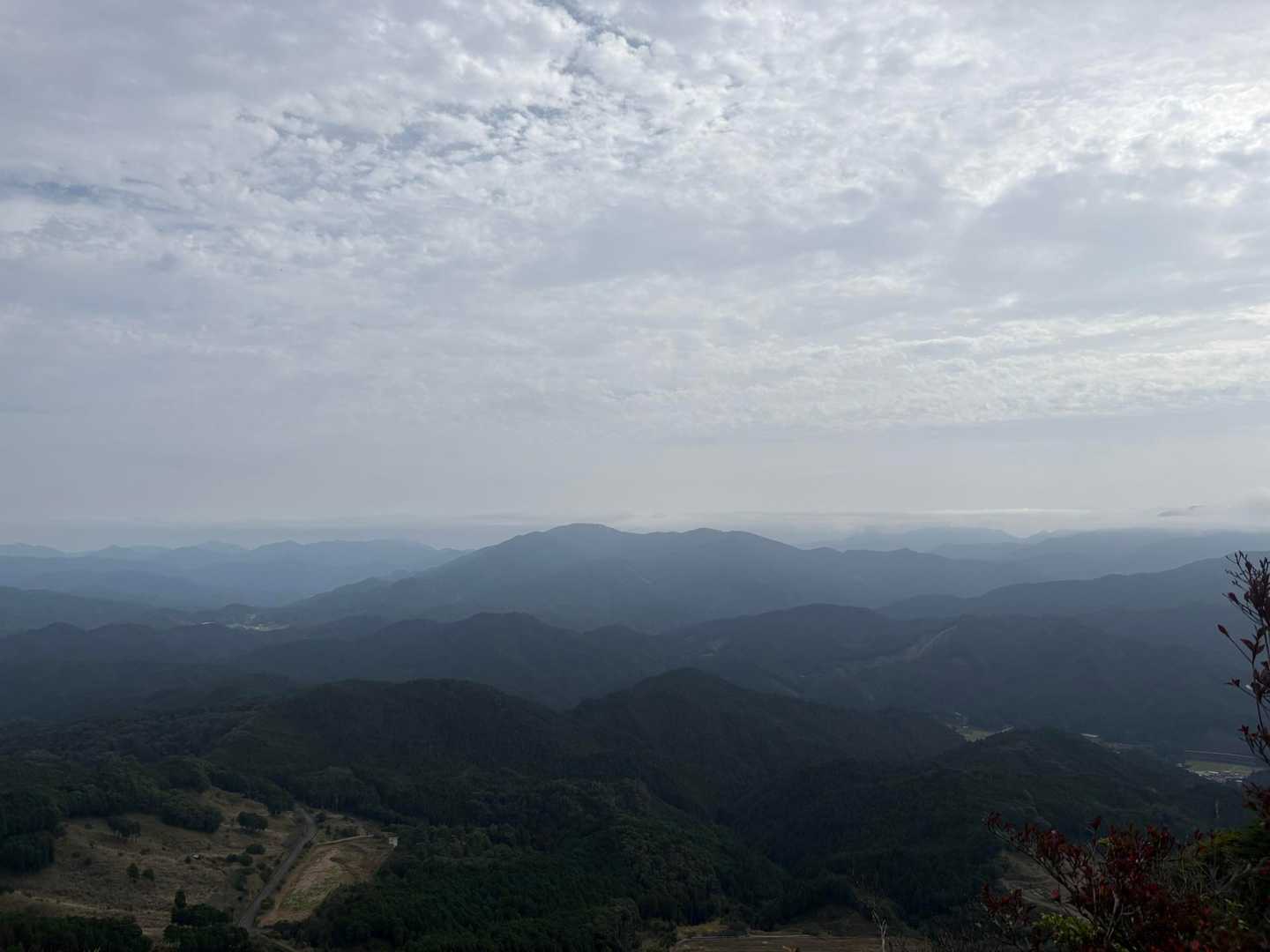 山から見る山々は沁みます