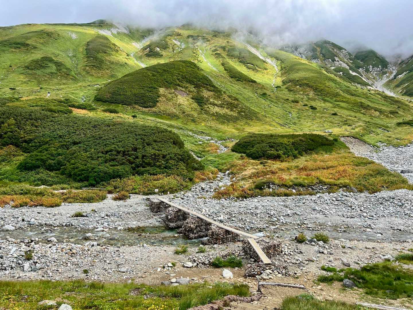 橋を渡って、別山方面へ登っていきます。
剱岳方面はガスの中。