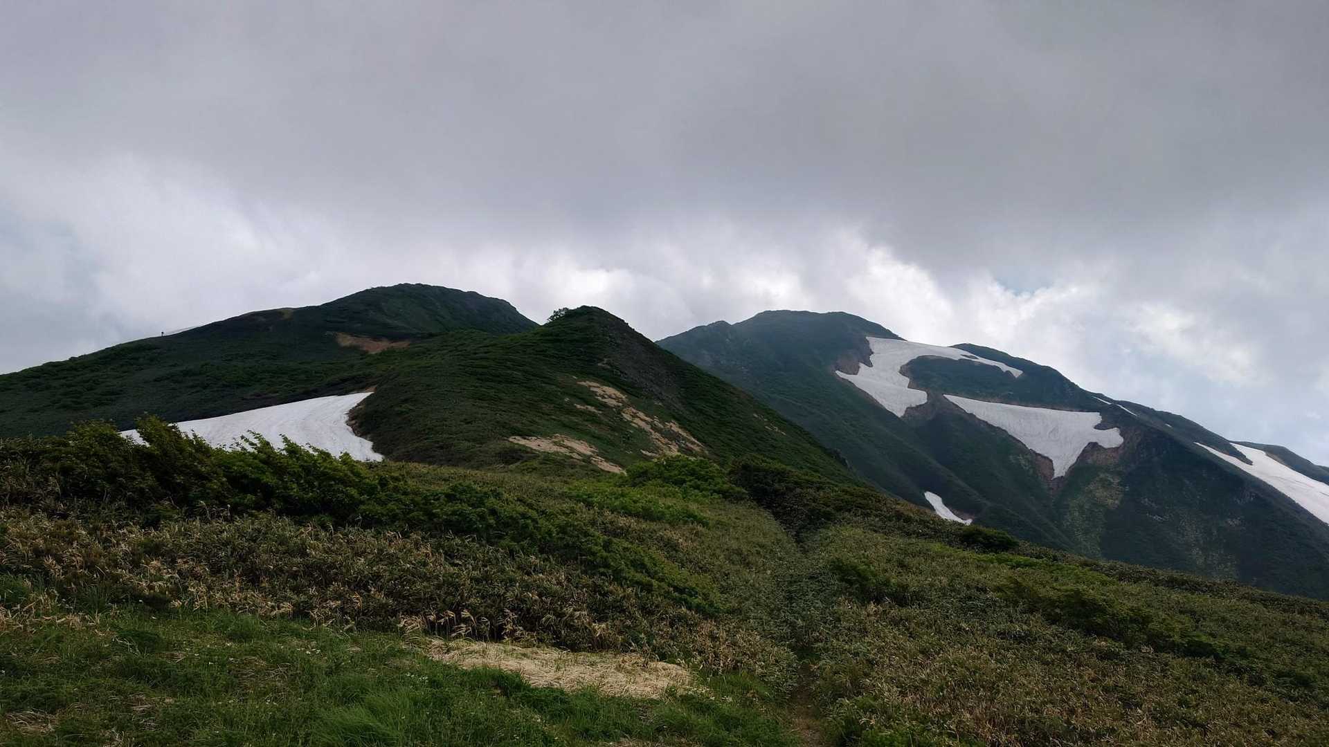 大休憩を終え向こうに見える地神北峰を目指すが満腹で苦しい(笑)