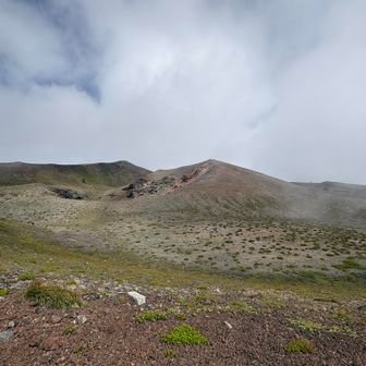 お鉢内部
左奥が山頂