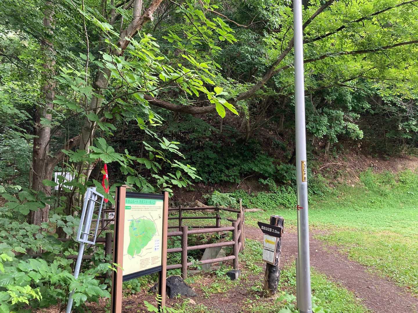 　　　　藻岩山山頂までは、2.5km。
　　　　山鼻山は、五合目だから。。