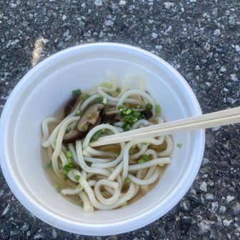 スタート地点に戻ってうどんを頂きます。