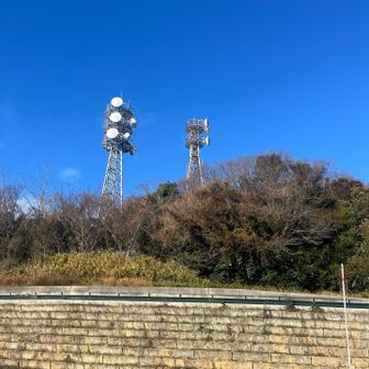 次は⑥警固山 🅿️は霊園に停めさせて頂きましたが山頂まで車で行けます。

あの電波塔の足元が山頂です。