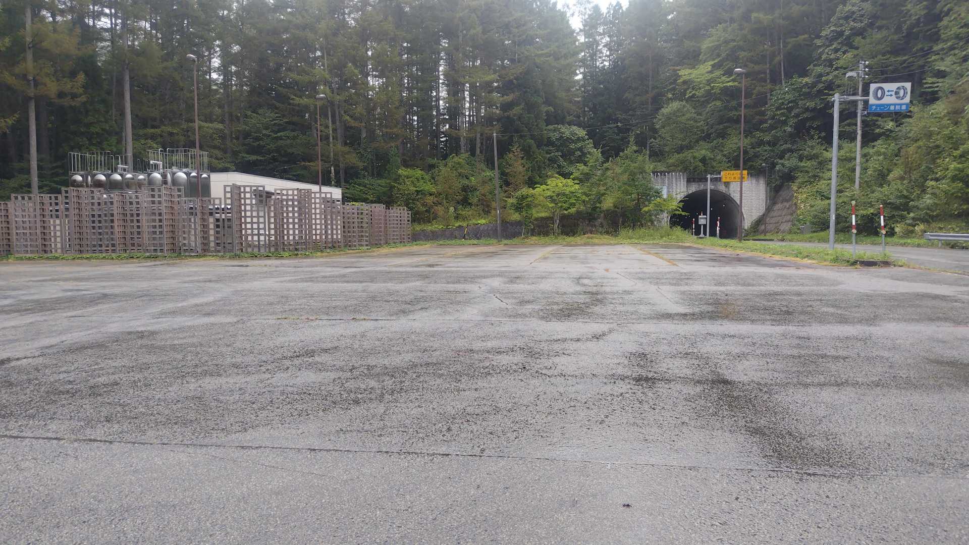 猪臥山トンネル北側の夏厩チェーン着脱場に駐車してスタートです😊
先着２台、下山時ゼロでした。
トイレはないので、東海北陸道松ノ木峠PAで済ませてきました🚾