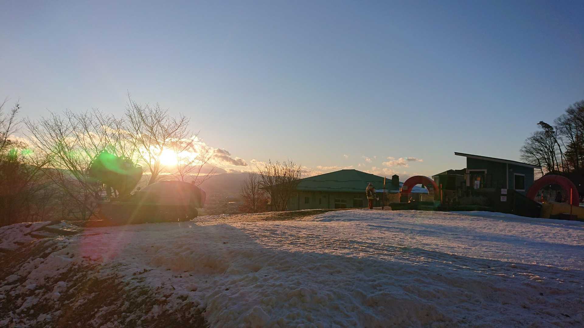 夕暮れを迎える「佐久スキーガーデン パラダ」
天候は晴れ、風もほぼ無い👍

https://www.saku-parada.jp/ski/