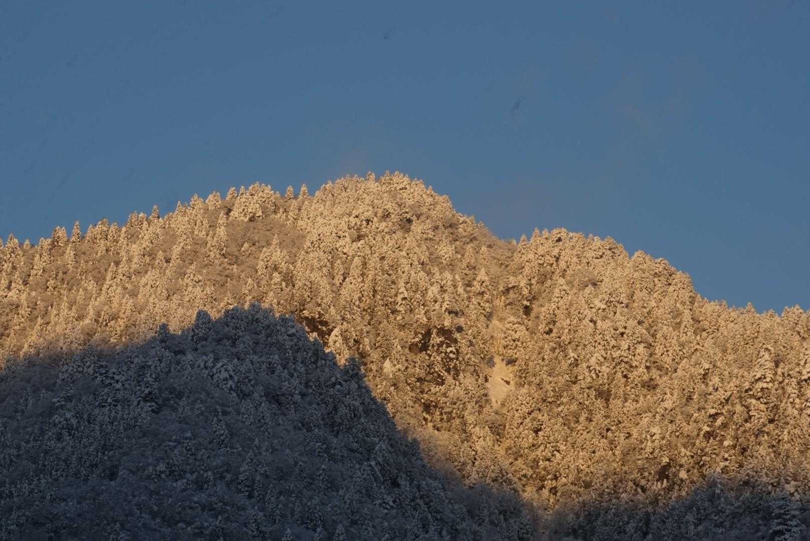 2日連続の登山😁昨日の皆子山の積雪から推測すれば、比良山系は当たりのはず🤔今日は万全の装備で✌️比良のモルゲンもなかなか美しい💞