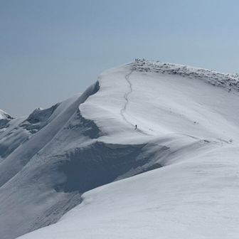 守門岳(袴岳)へのビクトリーロード！
雪の芸術ですね❄️