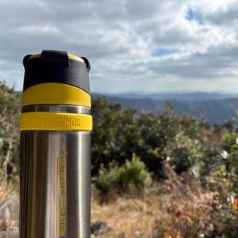 お湯はあれど、昨日石堂屋で食べなかったカップラーメンは見当たらず🍜⁉️😭
おにぎりとコーンスープ🍙