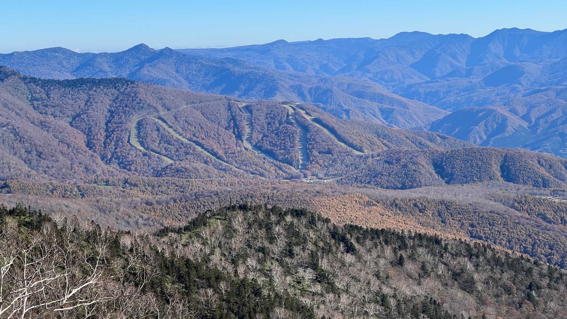 尾瀬岩鞍スキー場も見えている。