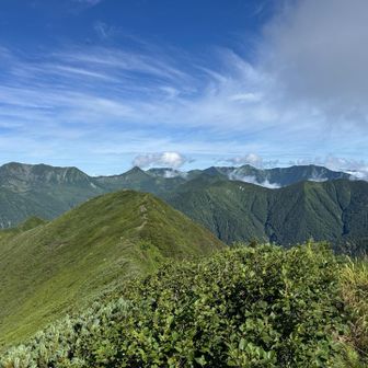 幌尻岳から伏美岳まで一望