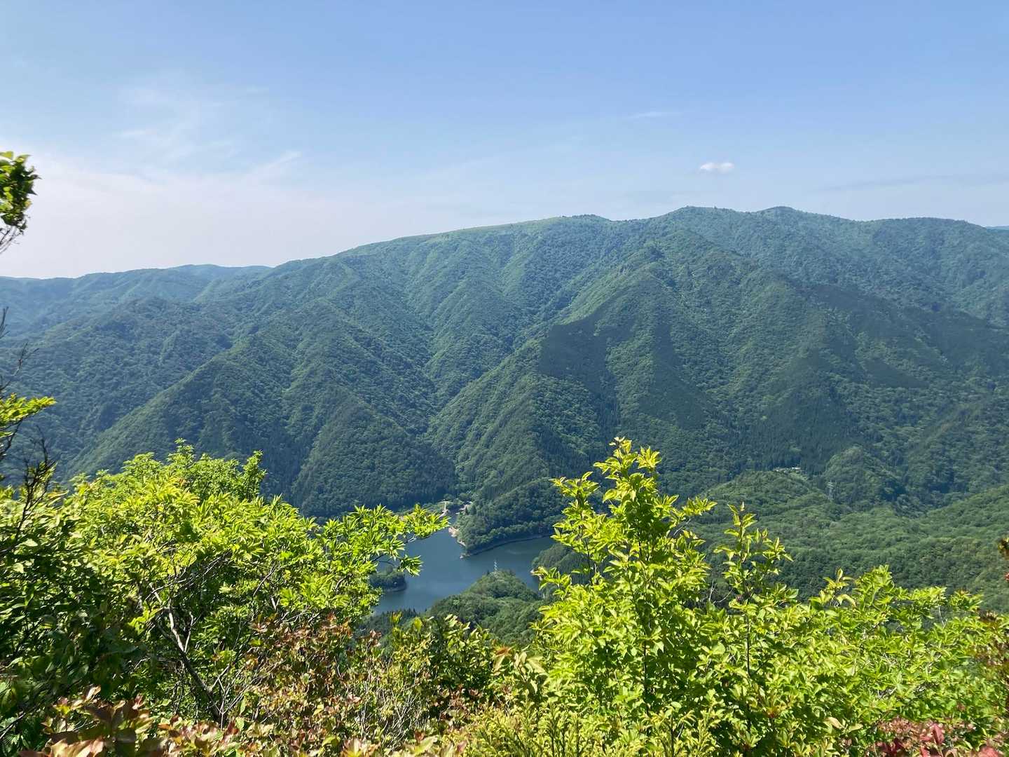 正面に十方山と立岩ダム