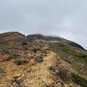 声に押されるように、峰の茶屋からの稜線を、茶臼岳へ向かう