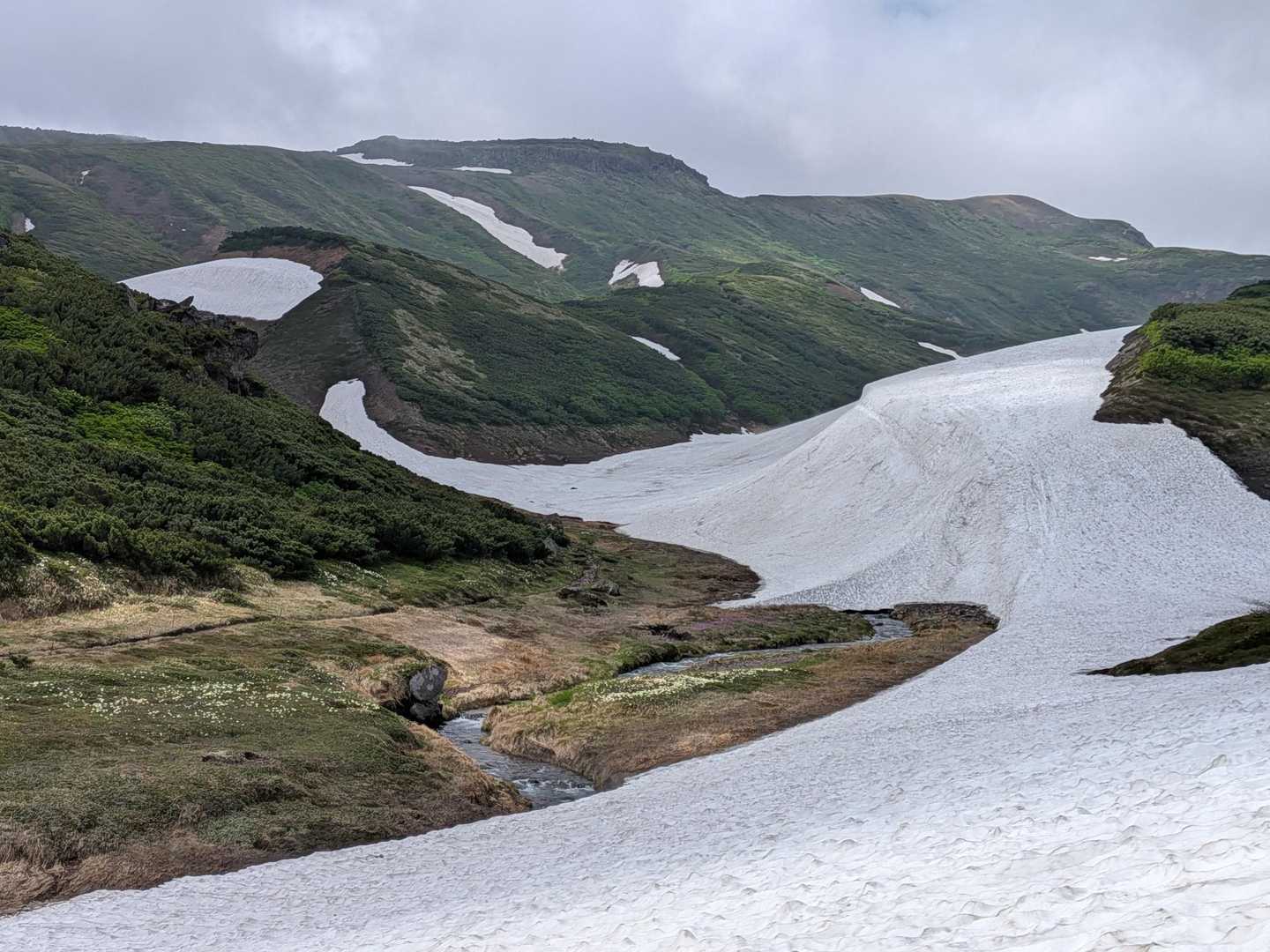 次の渡渉へ
と思っていたらこちらの北海沢はまだ雪渓が多く雪の上を歩けました