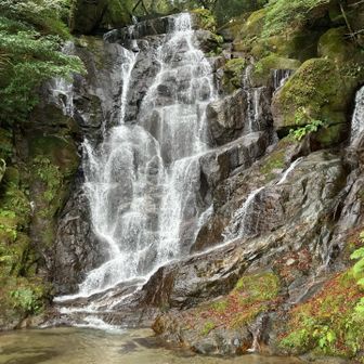 いきなり進む方向を間違え、最後に行くはずだった白糸の滝に。
良い風情です。