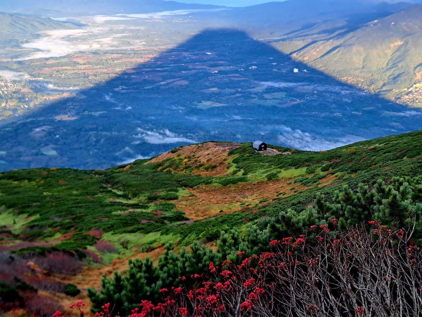 お見事な影蝦夷富士🗻
真ん中にポツンと避難小屋🌾