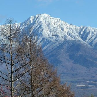 阿弥陀岳と赤岳。よく見ると、阿弥陀岳南稜の向こうに天狗尾根の大天狗が見えています‼️