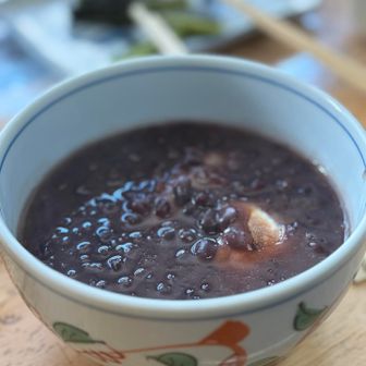 お汁粉うまい！向こうに見える野沢菜だけでなく、おもちもお手製だとか！焦げの香りがたまらなかった